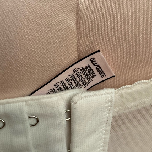 Victoria’s Secret Lace Bra 32DDD - Picture 4 of 4